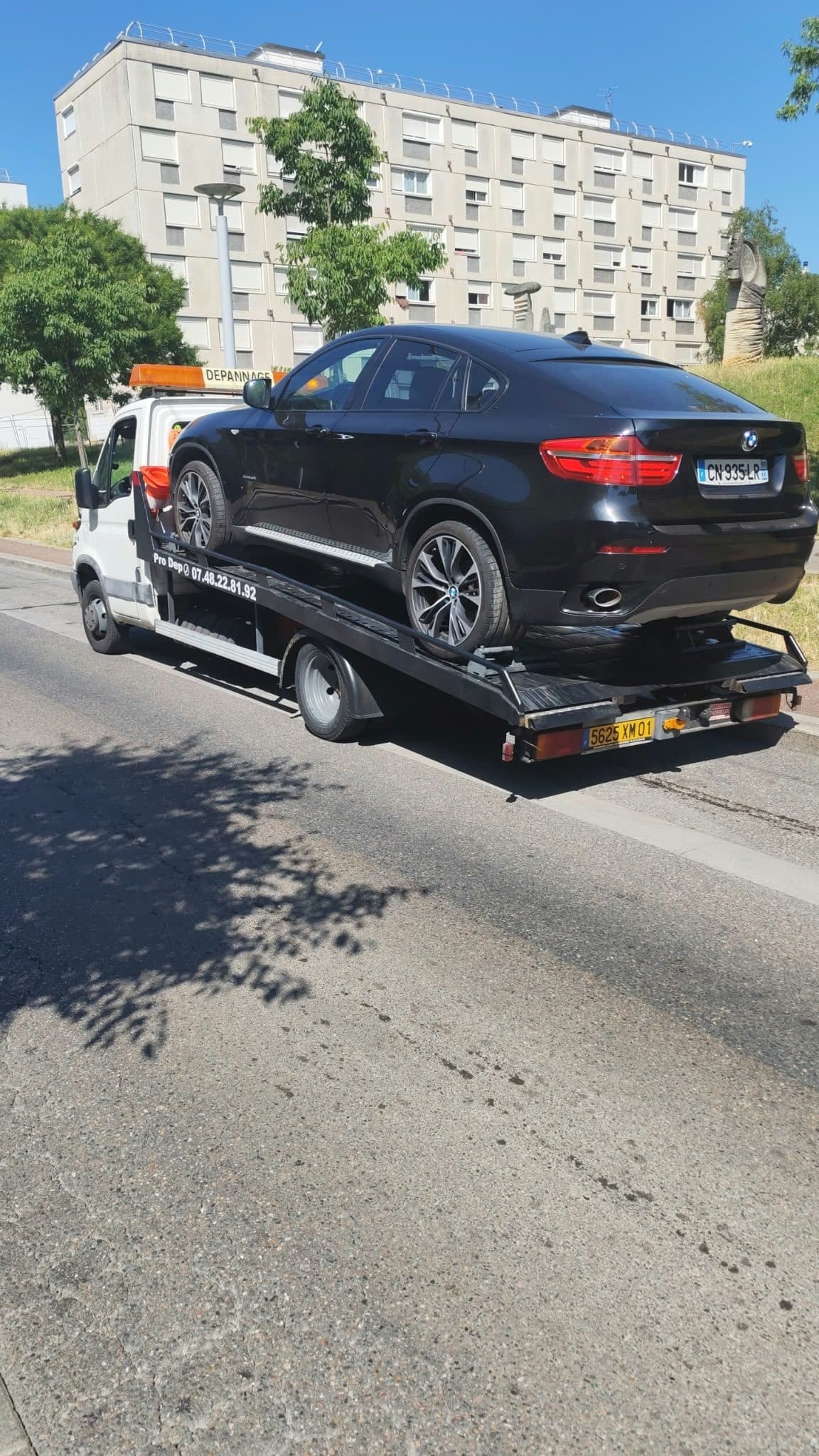Véhicule hors d'usage chargé sur un plateau